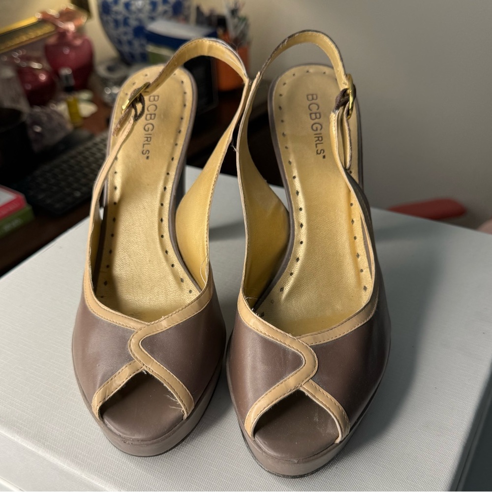 Taupe & cream BCBG 4.5” platform slingback heels 9M